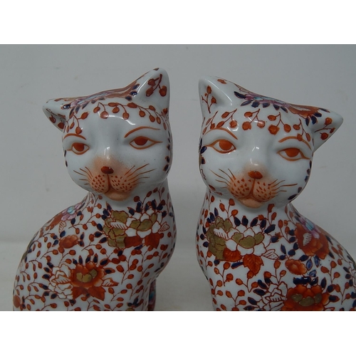 570 - Pair of Chinese Imari Style Cats: Measuring 18cm high