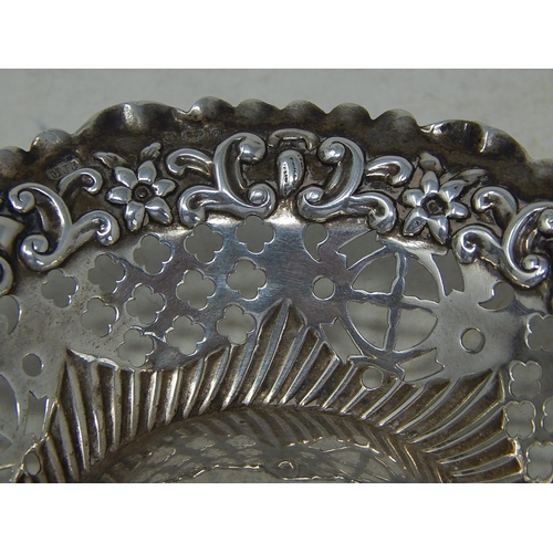 39M - Victorian Silver Pin Dish: Hallmarked Birmingham 1900 by Matthew John Jessop: Measuring 9.5cm diamet... 