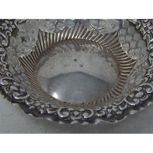 39M - Victorian Silver Pin Dish: Hallmarked Birmingham 1900 by Matthew John Jessop: Measuring 9.5cm diamet... 