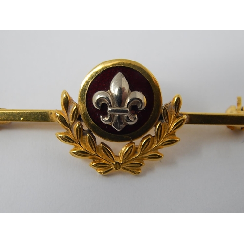 98 - Continental 8ct Gold Pin Brooch with White Gold Fleur de Lys Motif on Enamel.