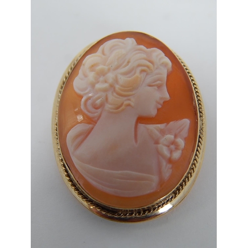 140 - 2 x 9ct gold vintage cameo brooches: 6083