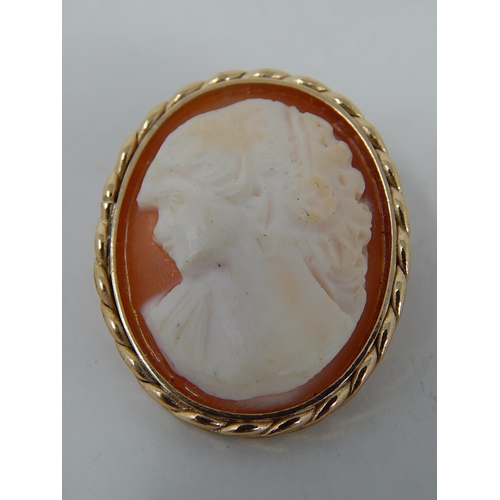 140 - 2 x 9ct gold vintage cameo brooches: 6083