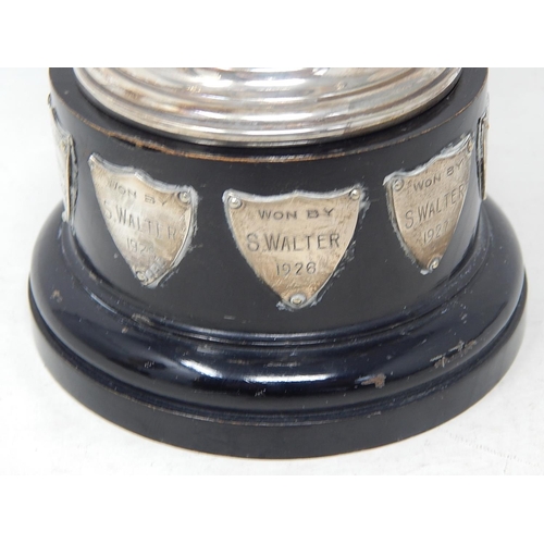 122 - Silver Trophy Cup & Lid on Stand: Hallmarked London 1923 by Goldsmiths & Silversmiths: Height 29cm: ... 