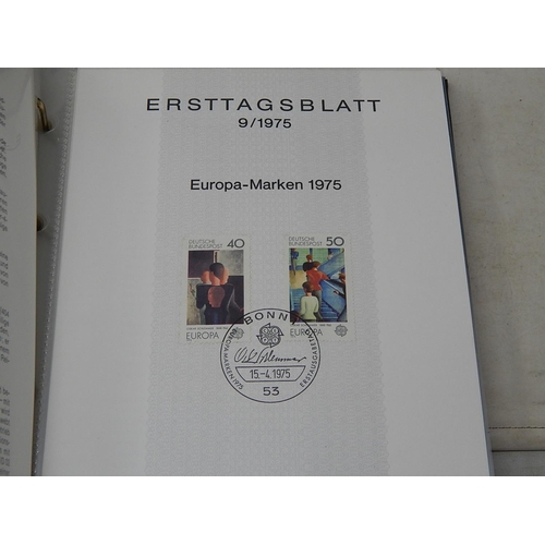 925 - Large Quantity of GB & Worldwide Stamps Contained within Five Albums.