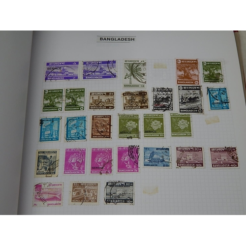 925 - Large Quantity of GB & Worldwide Stamps Contained within Five Albums.