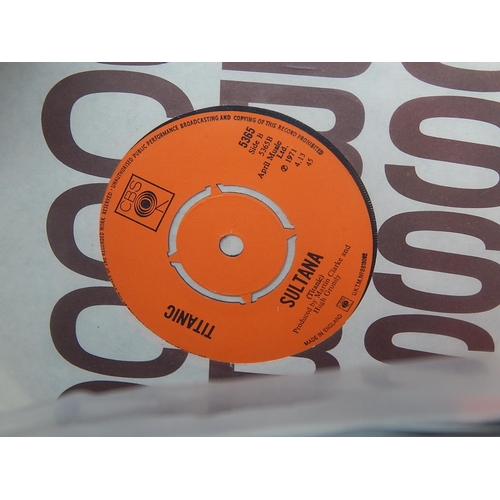 680 - A collection of 100 45rpm singles all housed in plastic sleeves and in good condition these records ... 