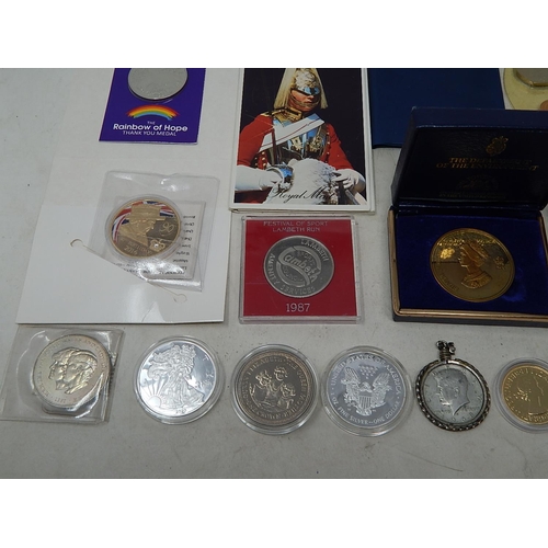 901 - A large collection of Commemorative coins and medallions