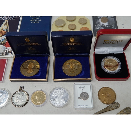 901 - A large collection of Commemorative coins and medallions