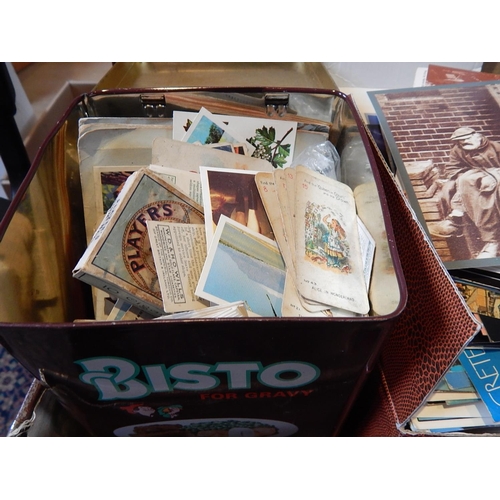 840 - Vintage brown travelling case containing a selection of cigarette cards and postcards.