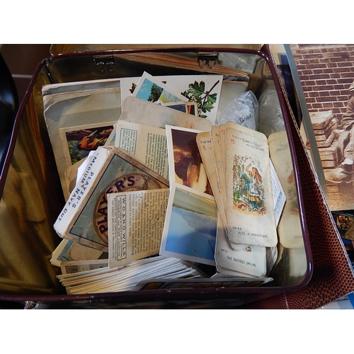 840 - Vintage brown travelling case containing a selection of cigarette cards and postcards.