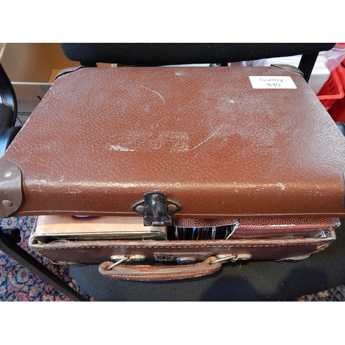 840 - Vintage brown travelling case containing a selection of cigarette cards and postcards.