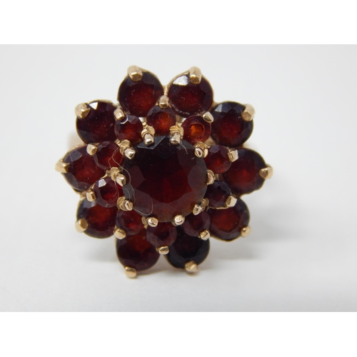 27 - Edwardian 9ct Gold Ring Inset with Bands of Garnets: Ring Size L