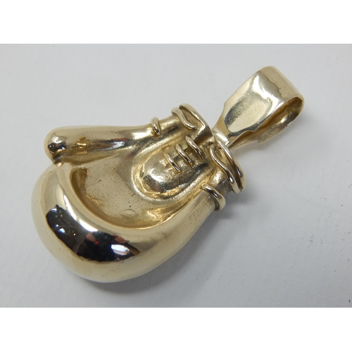 64 - Heavy 9ct Gold Boxing Glove Pendant: Hallmarked London 1979: Weight 42.2g