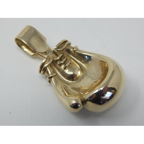 64 - Heavy 9ct Gold Boxing Glove Pendant: Hallmarked London 1979: Weight 42.2g