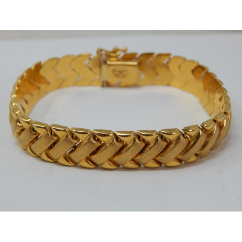 66 - 22k Gold Bracelet with Links of Chevron Design: Measuring 19cm: Weight 25.8g