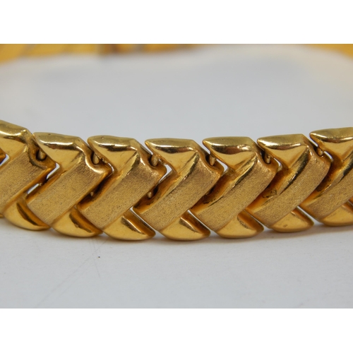 66 - 22k Gold Bracelet with Links of Chevron Design: Measuring 19cm: Weight 25.8g