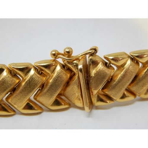 66 - 22k Gold Bracelet with Links of Chevron Design: Measuring 19cm: Weight 25.8g