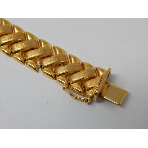 66 - 22k Gold Bracelet with Links of Chevron Design: Measuring 19cm: Weight 25.8g
