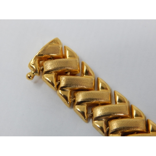 66 - 22k Gold Bracelet with Links of Chevron Design: Measuring 19cm: Weight 25.8g