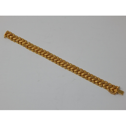 66 - 22k Gold Bracelet with Links of Chevron Design: Measuring 19cm: Weight 25.8g