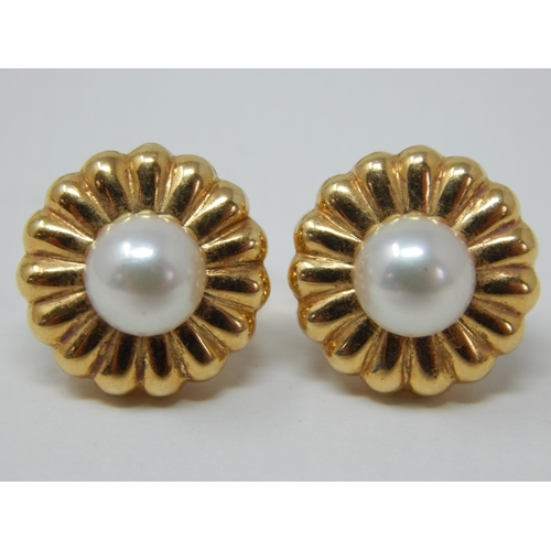 67 - A Pair of 18ct Yellow Gold Earrings Inset with Central Pearls: Gross weight 5.7g