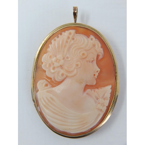 71 - 9ct Yellow Gold Cameo Depicting a Classical Lady.