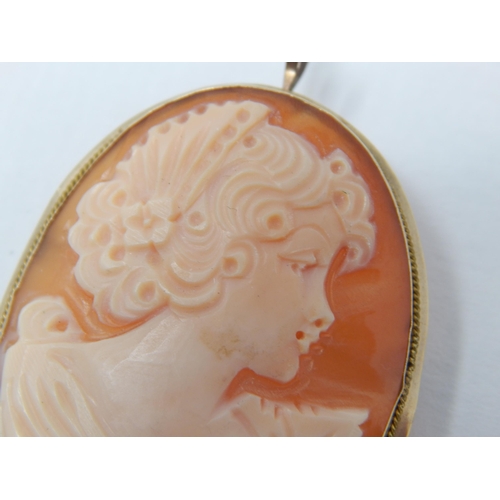 71 - 9ct Yellow Gold Cameo Depicting a Classical Lady.