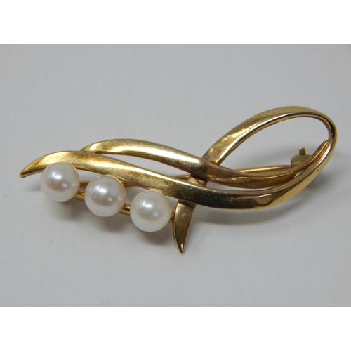 72 - 9ct Yellow Gold Brooch Inset with Three Pearls: Gross weight 4.4g