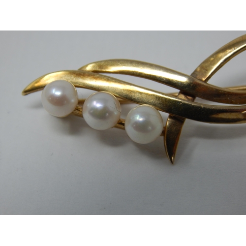72 - 9ct Yellow Gold Brooch Inset with Three Pearls: Gross weight 4.4g