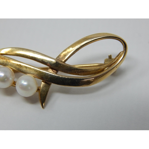 72 - 9ct Yellow Gold Brooch Inset with Three Pearls: Gross weight 4.4g