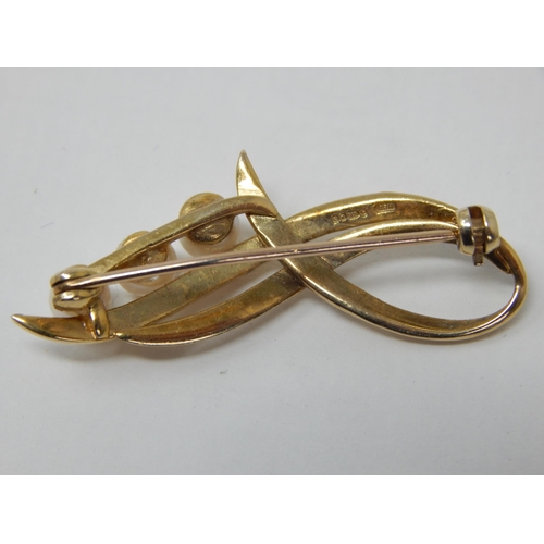 72 - 9ct Yellow Gold Brooch Inset with Three Pearls: Gross weight 4.4g
