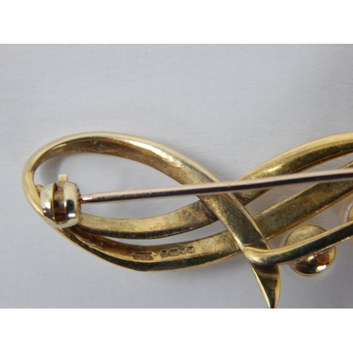 72 - 9ct Yellow Gold Brooch Inset with Three Pearls: Gross weight 4.4g