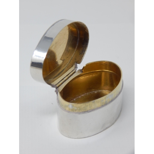 23V - William IV Oval Silver Snuff Box with Gilded Interior: Hallmarked 1834 by Thomas Phipps & Edward Rob... 