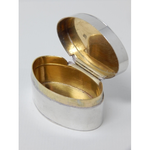 23V - William IV Oval Silver Snuff Box with Gilded Interior: Hallmarked 1834 by Thomas Phipps & Edward Rob... 