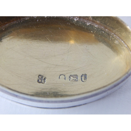 23V - William IV Oval Silver Snuff Box with Gilded Interior: Hallmarked 1834 by Thomas Phipps & Edward Rob... 