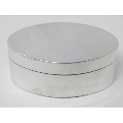 23V - William IV Oval Silver Snuff Box with Gilded Interior: Hallmarked 1834 by Thomas Phipps & Edward Rob... 