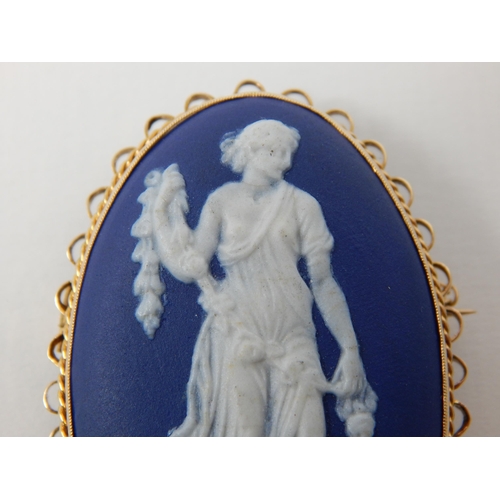 24H - 9ct Yellow Gold Mounted Brooch Set with an Adams Cameo Portrait of a Classical Figure: Measures 5.5c... 