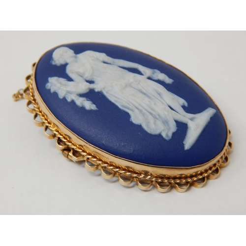 24H - 9ct Yellow Gold Mounted Brooch Set with an Adams Cameo Portrait of a Classical Figure: Measures 5.5c... 