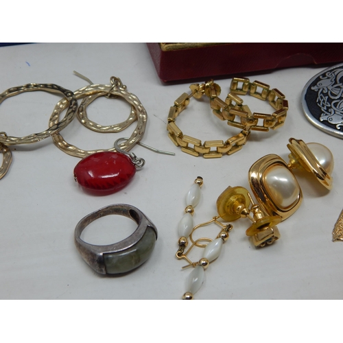 32 - A large selection of costume jewellery, watches, etc inc Edward VII Third Farthings brooch and a 