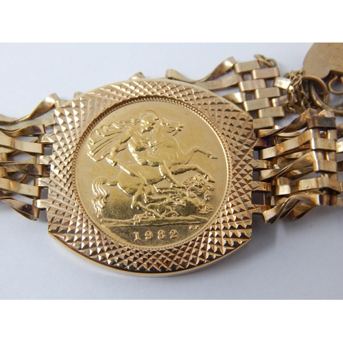 398 - QEII Half Sovereign in 9ct Gold Hallmarked Gate Bracelet with Padlock Clasp: Gross weight 10.5g