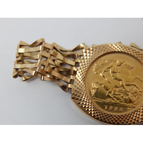 398 - QEII Half Sovereign in 9ct Gold Hallmarked Gate Bracelet with Padlock Clasp: Gross weight 10.5g