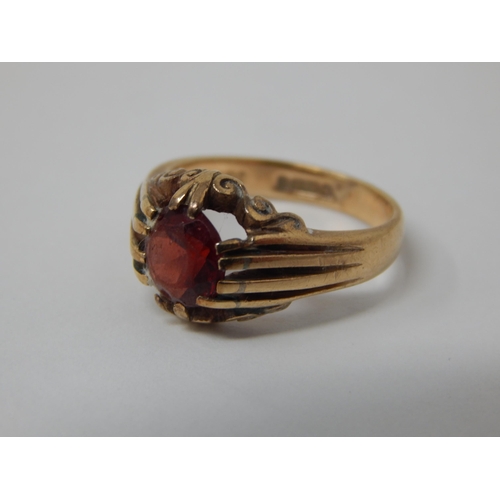 414 - 9ct Yellow Gold Ring Set with a Central Garnet: Gross weight 3.6g: Size I/J