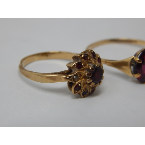 421 - 2 x 9ct Yellow Gold Garnet Set Rings: Gross weight 3.1g