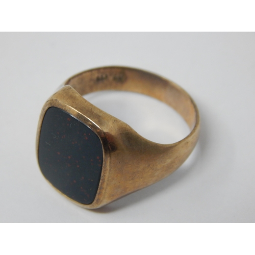 426 - 8ct Gold Gentleman's Signet Ring: Gross weight 6.5g