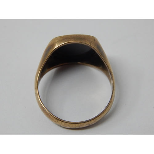 426 - 8ct Gold Gentleman's Signet Ring: Gross weight 6.5g