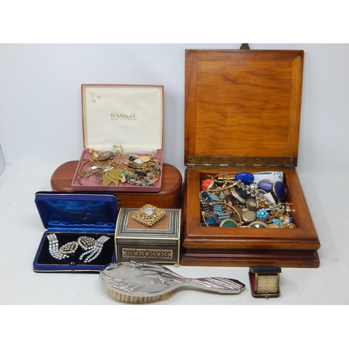 430 - Huge Quantity of Good Costume Jewellery contained in several Jewellery Boxes.(lot)