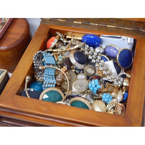 430 - Huge Quantity of Good Costume Jewellery contained in several Jewellery Boxes.(lot)