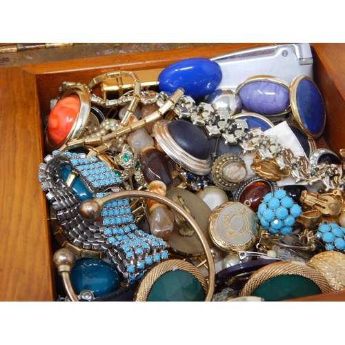 430 - Huge Quantity of Good Costume Jewellery contained in several Jewellery Boxes.(lot)