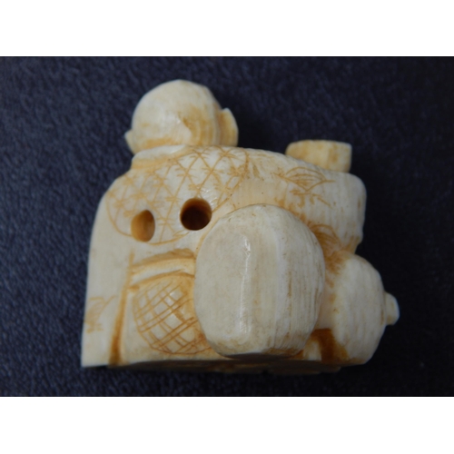 656 - Late C19th/Early C20th Japanese Netsuke of Seated gentlemen holding a sack 3cm x 3xm x 2cm