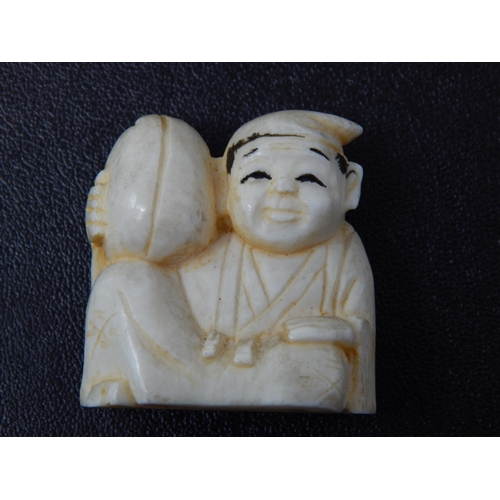 657 - Late C19th/Early C20th Japanese Netsuke of Seated gentlemen holding gourd/fruit 3cm x 3xm x 1cm